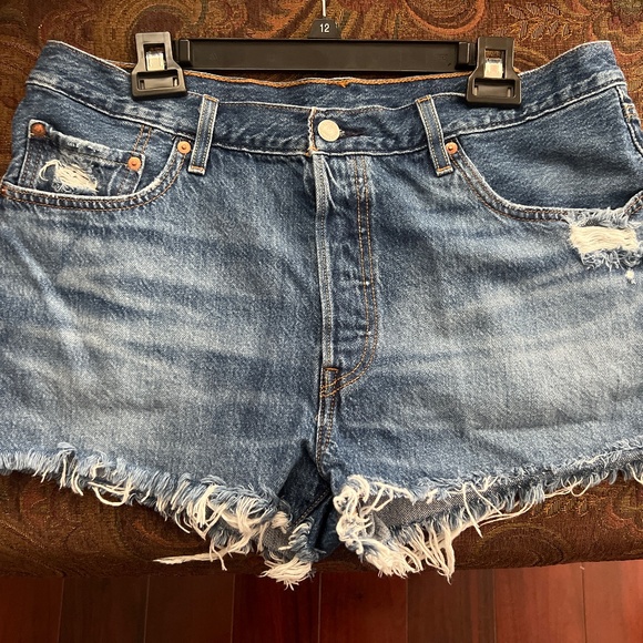 Levi 501 distressed fringe shorts - Picture 1 of 6